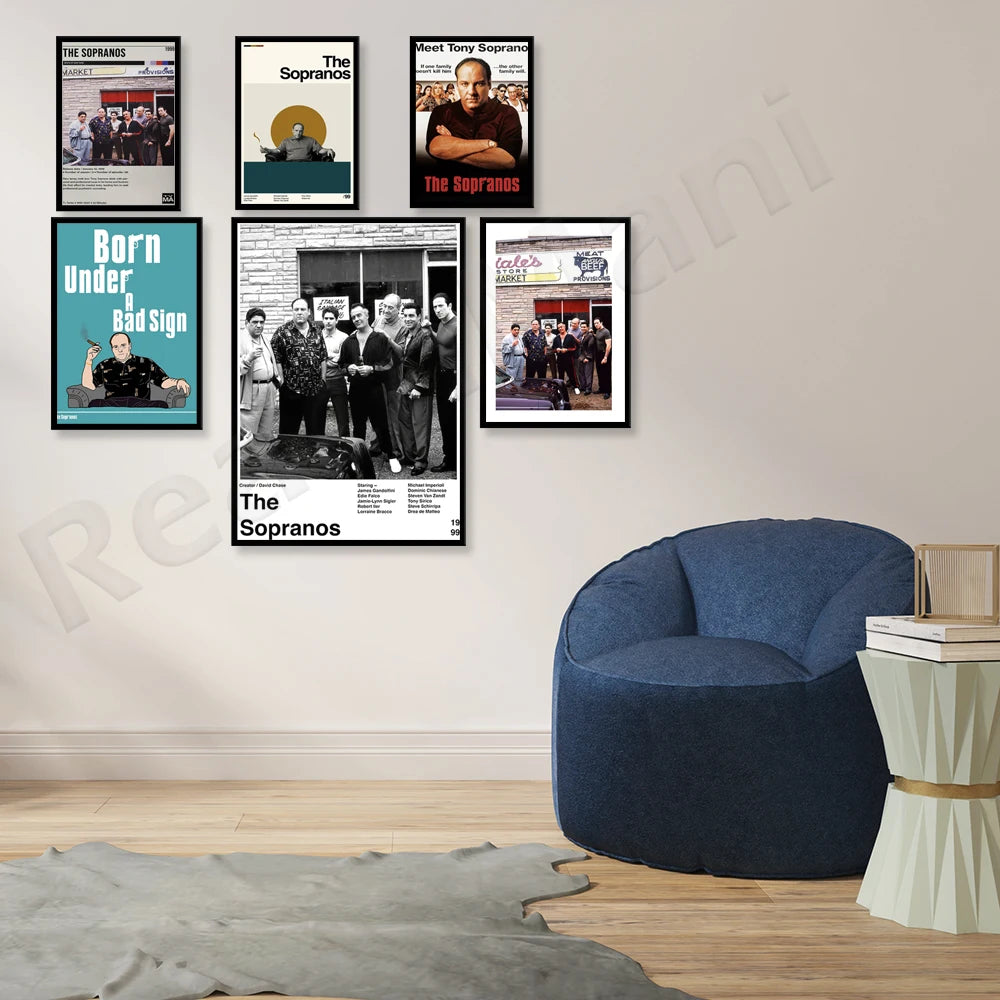 L'image montre une collection de posters et d'affiches relatifs à la série télévisée à succès "The Sopranos", ainsi qu'un fauteuil confortable bleu foncé dans un décor minimaliste.