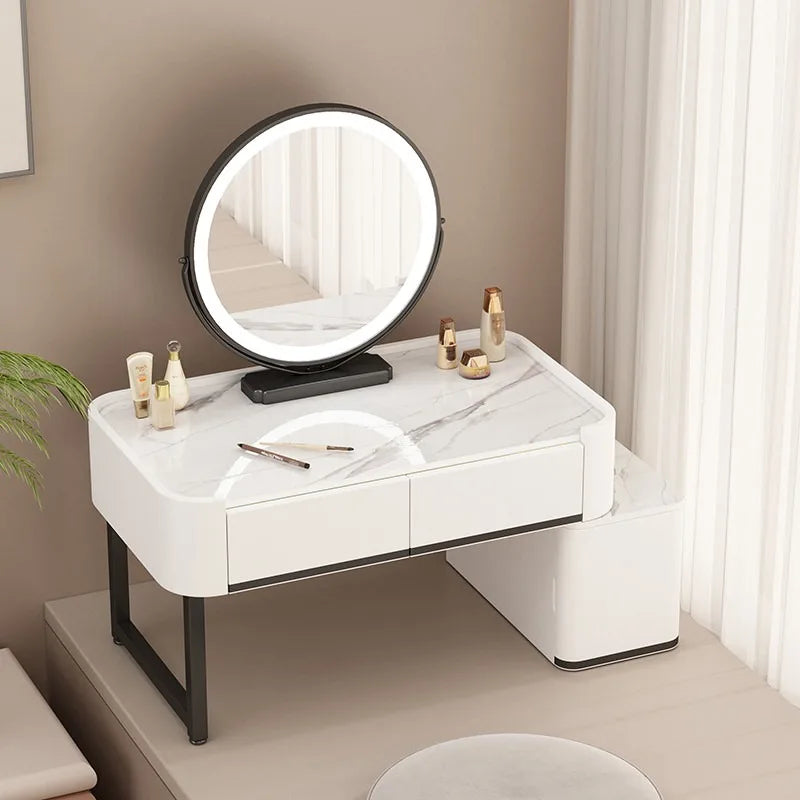maquillage moderne marbre blanc tiroirs miroir pinceaux bouteilles pieds noirs