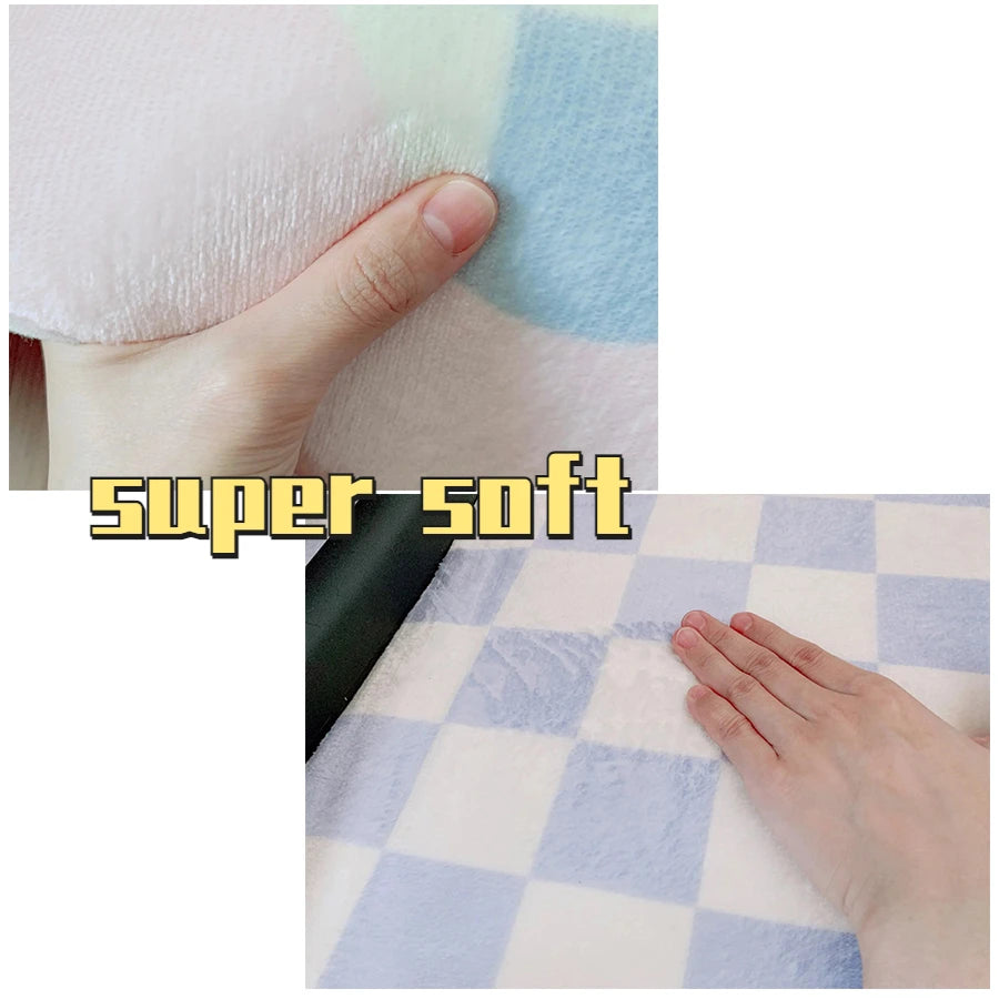 Gros plan sur des mains doublant une surface en damier bleu et blanc avec le texte "super-doux" affiché de manière saillante.