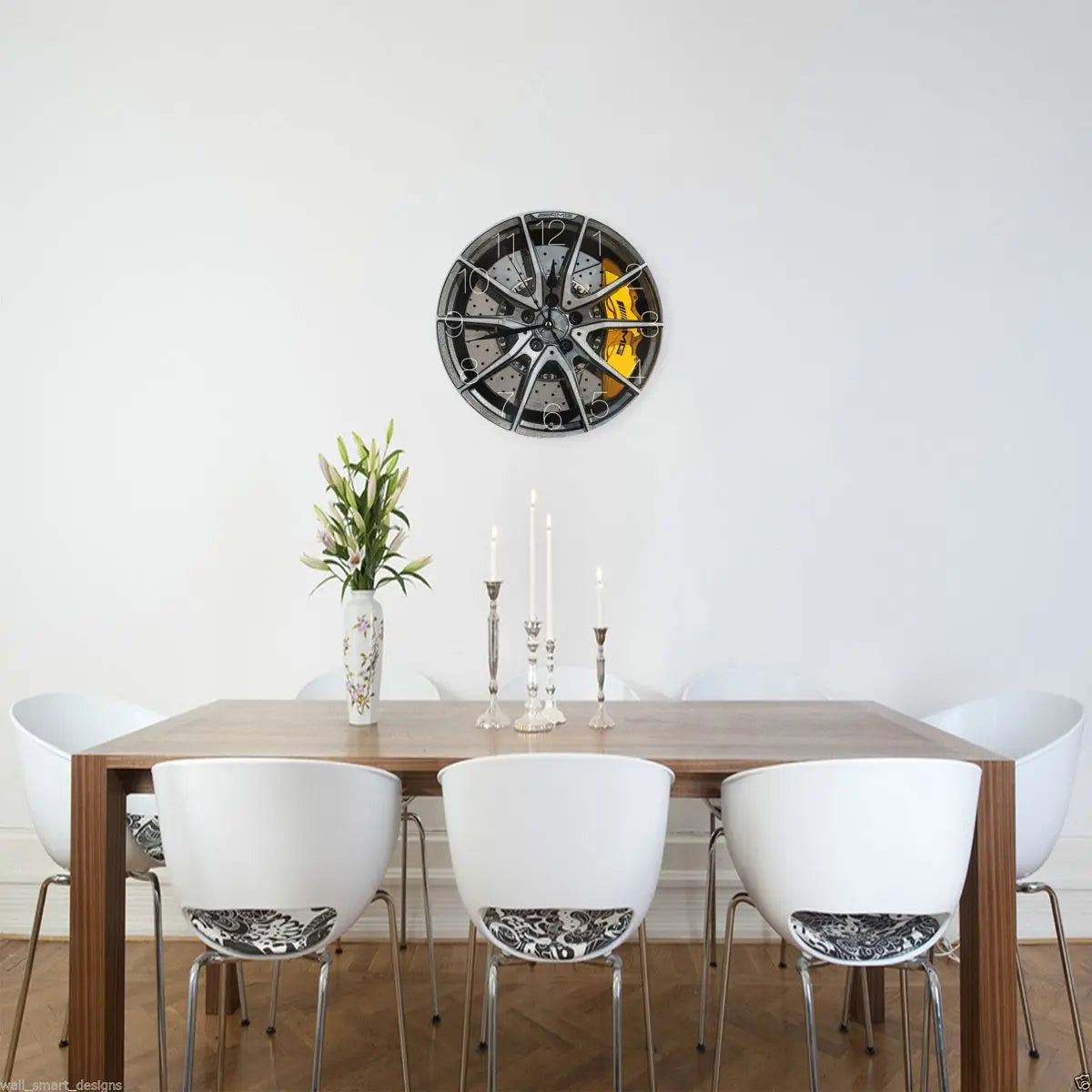 horloge murale moderne gris métallisé noir jaune roue voiture ventilation chiffres blancs support mural