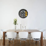 horloge murale moderne gris métallisé noir jaune roue voiture ventilation chiffres blancs support mural