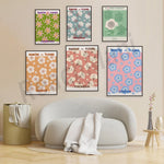 Ce mur d'affiches de marchés aux fleurs de différentes villes du monde crée une ambiance colorée et florale dans cette pièce.