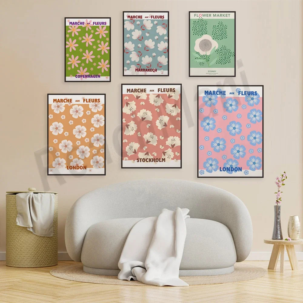Ce mur d'affiches de marchés aux fleurs de différentes villes du monde crée une ambiance colorée et florale dans cette pièce.