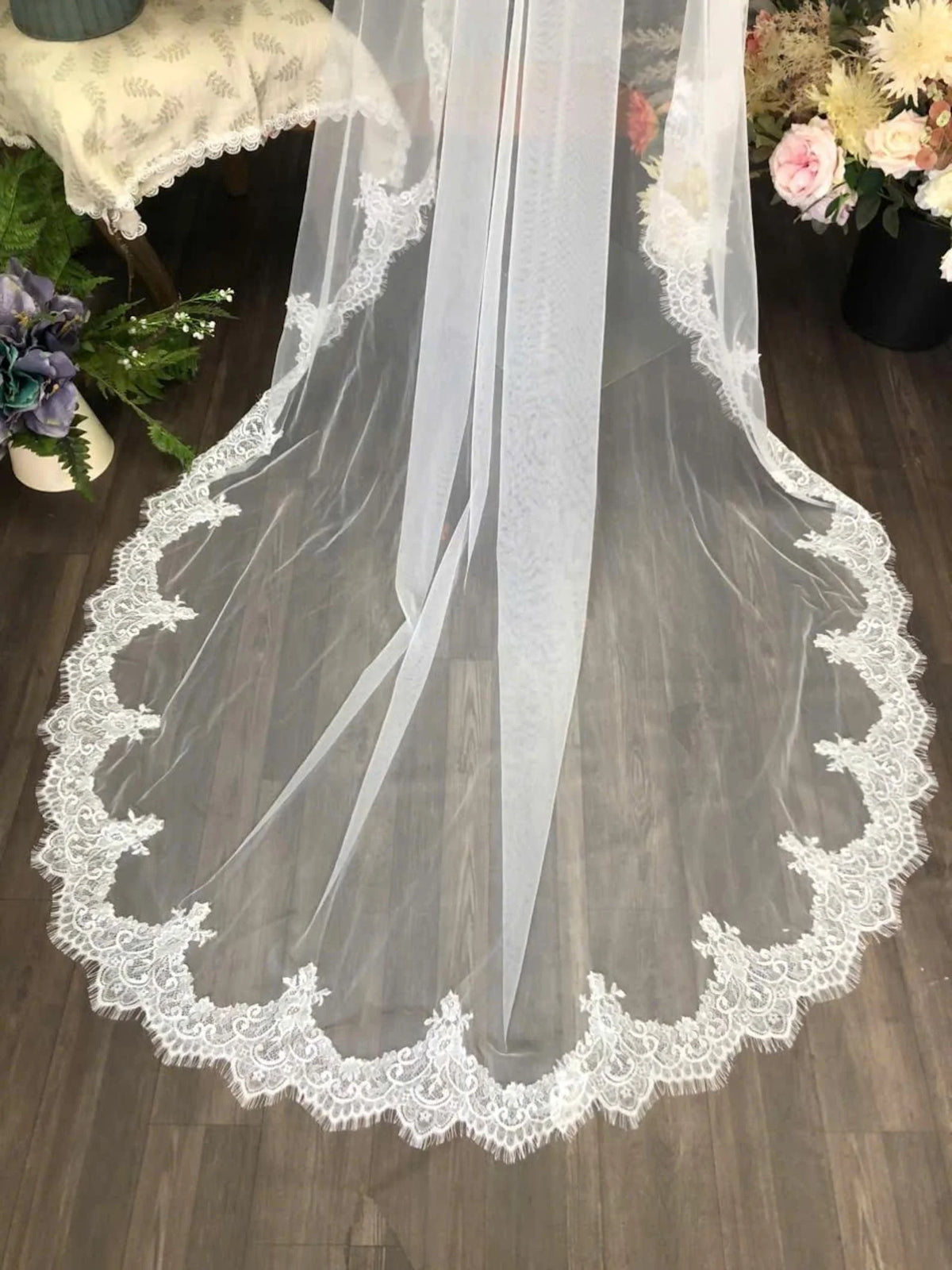 voile mariée dentelle blanc motifs floraux bord festonné classique élégant translucide