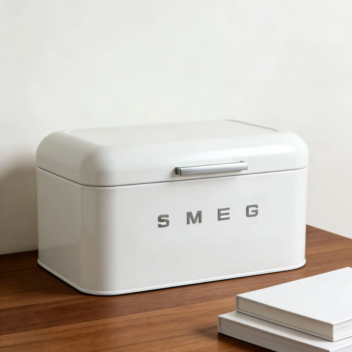 boîte pain vintage smeg beige clair blanc noir rouge logo rétro poignée métallique