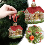 Pendentif maison de Noël en verre rouge accroché à un sapin