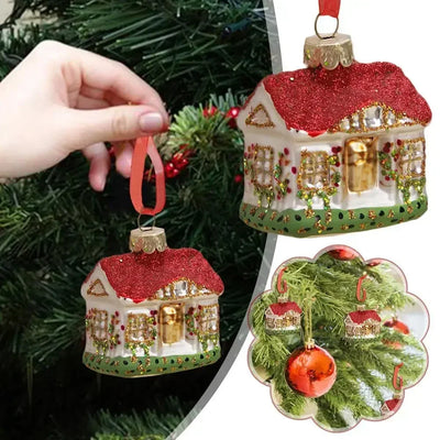 Pendentif maison de Noël en verre rouge accroché à un sapin