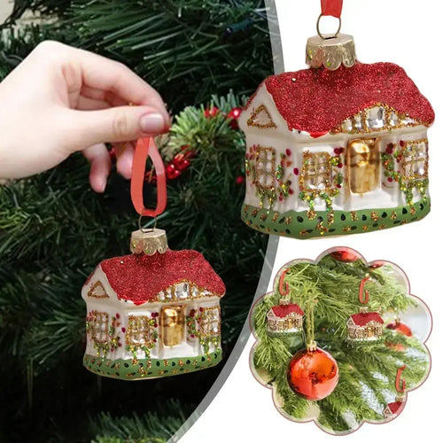 Pendentif maison de Noël en verre rouge accroché à un sapin