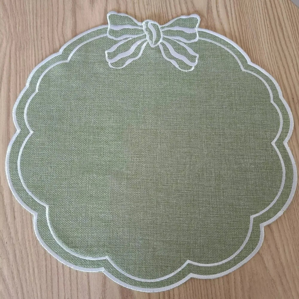 serviette table bleu clair vert rouge classique brodée toile lin bordure ondulée respectueux environnement