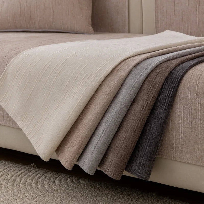 Un couvre-lit en tons de beige et gris, avec des plis élégants, crée une ambiance apaisante et harmonieuse dans cette chambre.