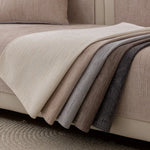 Un couvre-lit en tons de beige et gris, avec des plis élégants, crée une ambiance apaisante et harmonieuse dans cette chambre.