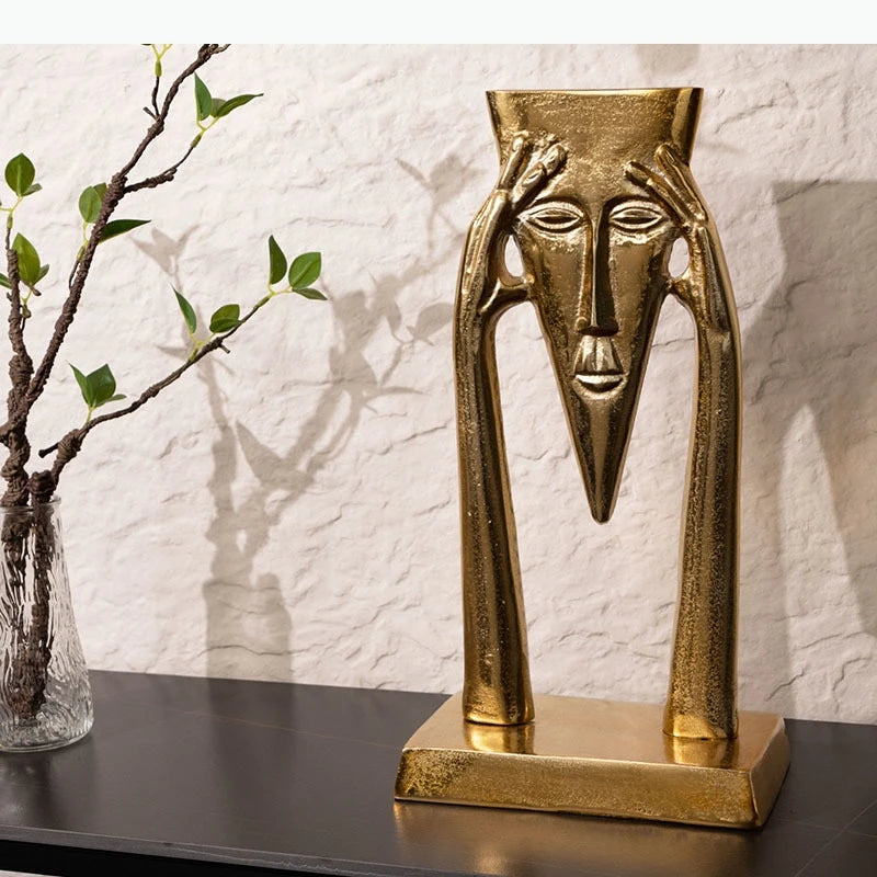 Sculpture dorée abstraite visage humain art africain vase fleurs séchées tableau texture rugueuse