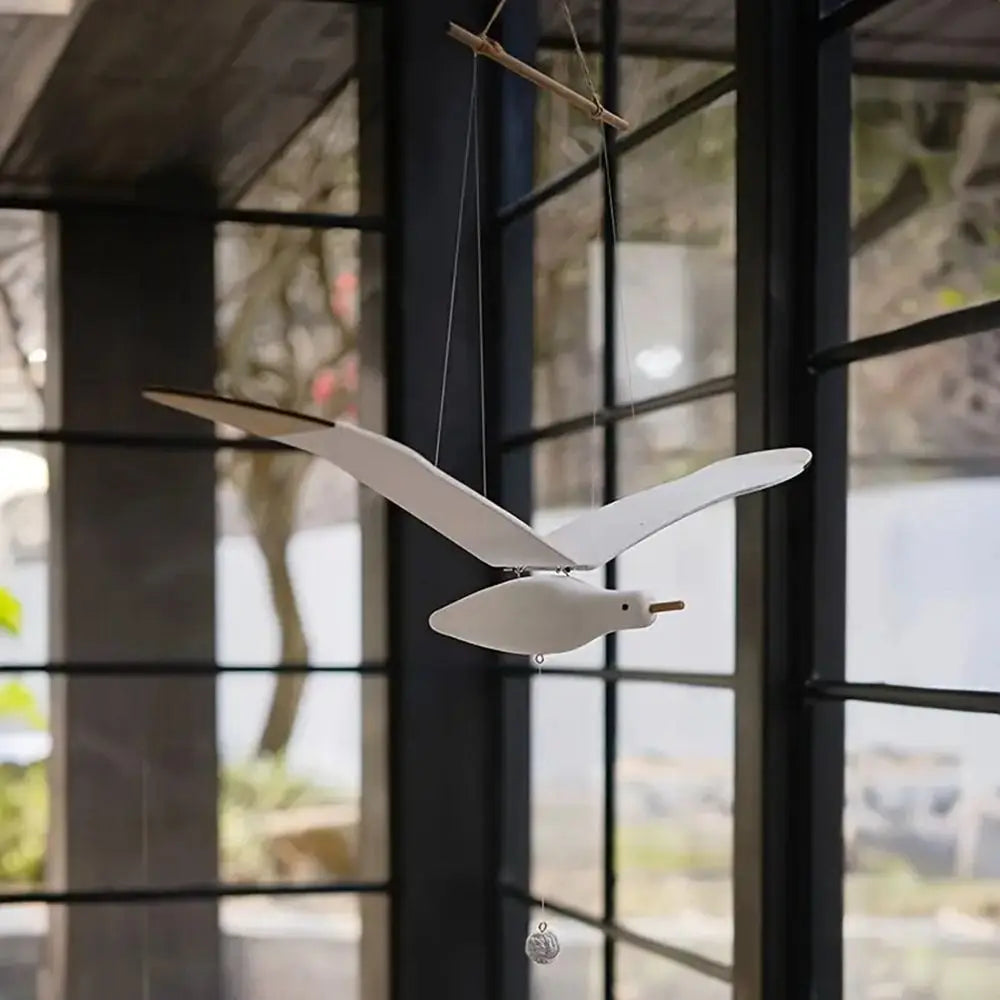 mobile oiseau blanc suspendu cordelettes minimaliste intérieur élégant deco bois naturel scandinave