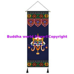 tapisserie bouddhiste ornements religieux symboles géométriques bleu multicolore crochets métalliques