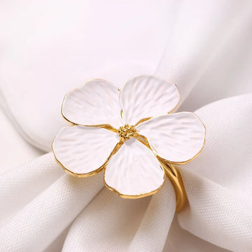anneaux serviette fleur stylisée doré argenté blanc rose élégants moderne opaquesôtel restaurant événement