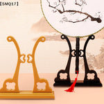 présentation éventail pliant traditionnel rouge rose jaune noir motifs floraux géométriques support bois sculpté