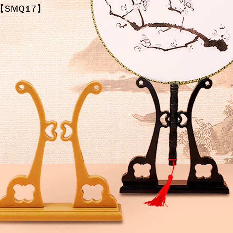 présentation éventail pliant traditionnel rouge rose jaune noir motifs floraux géométriques support bois sculpté
