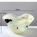 vases verre motifs abstraits blanc bleu marron foncé moderne décoration table arrangement fleurs