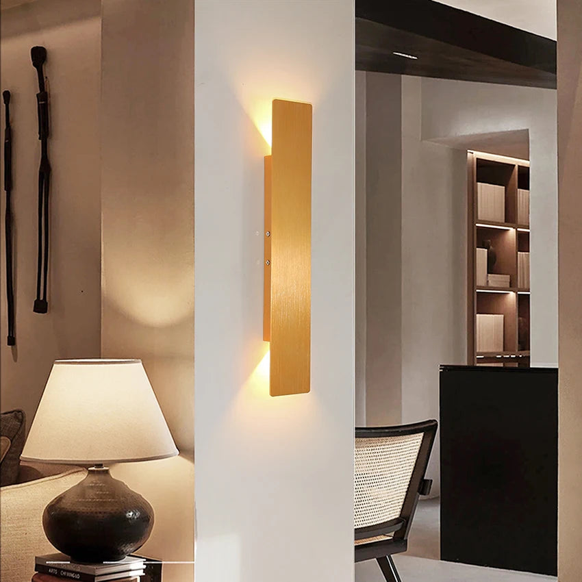 Lampes murales LED modernes noires blanches dorées effet brossé minimaliste fixées mur