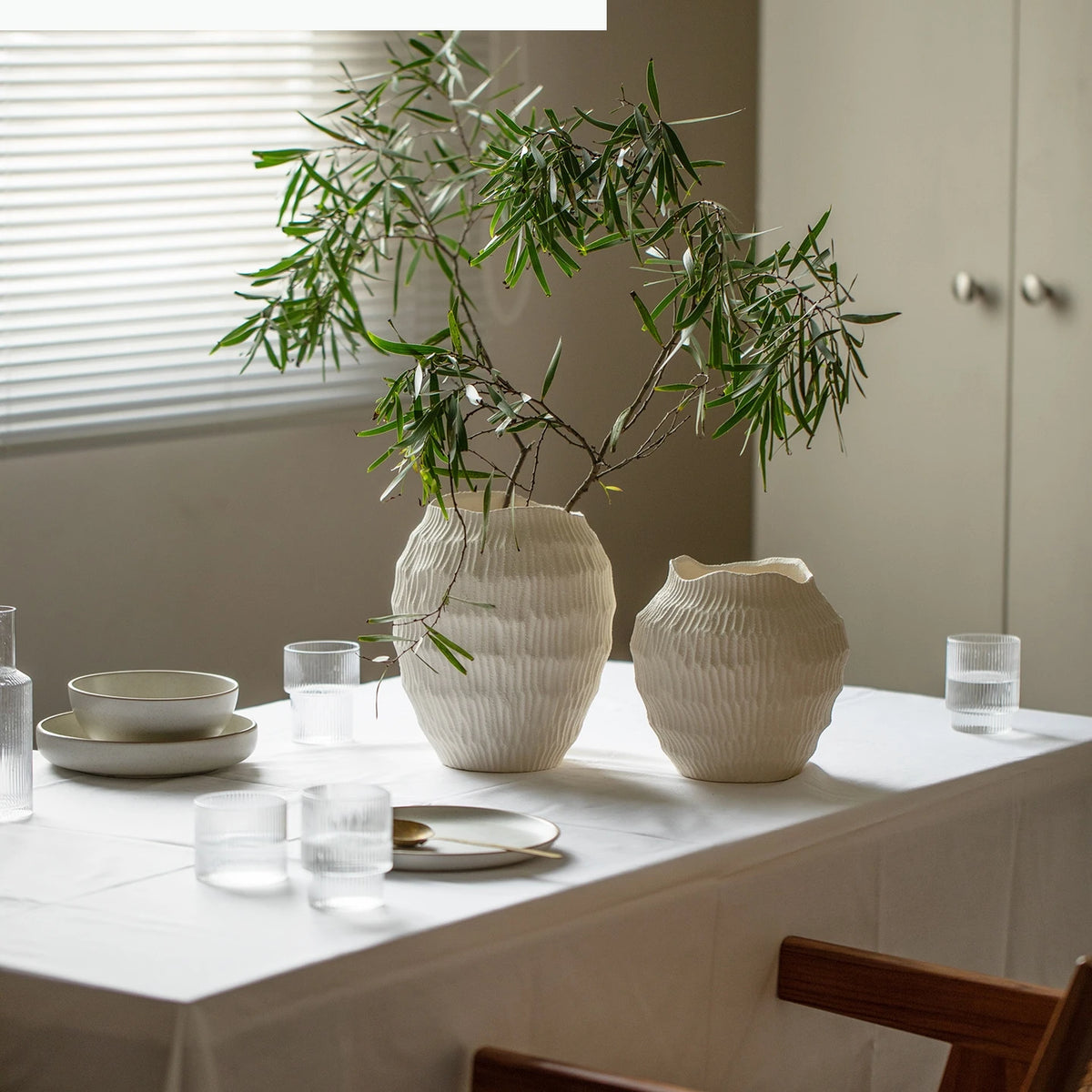 vase moderne céramique blanc rayures horizontales opacité fait main décoration maison