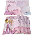 serviettes table moderne élégantes marbre blanc or bleu rose veines dorées lin respectueuses environnement