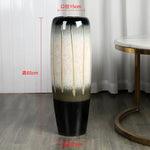 Vase décoratif élégant aux teintes dégradées de blanc et de noir, mesurant 65 cm de hauteur et 15 cm de diamètre.