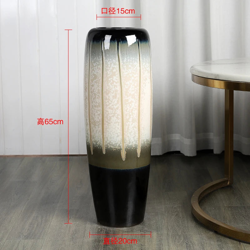 Vase décoratif élégant aux teintes dégradées de blanc et de noir, mesurant 65 cm de hauteur et 15 cm de diamètre.