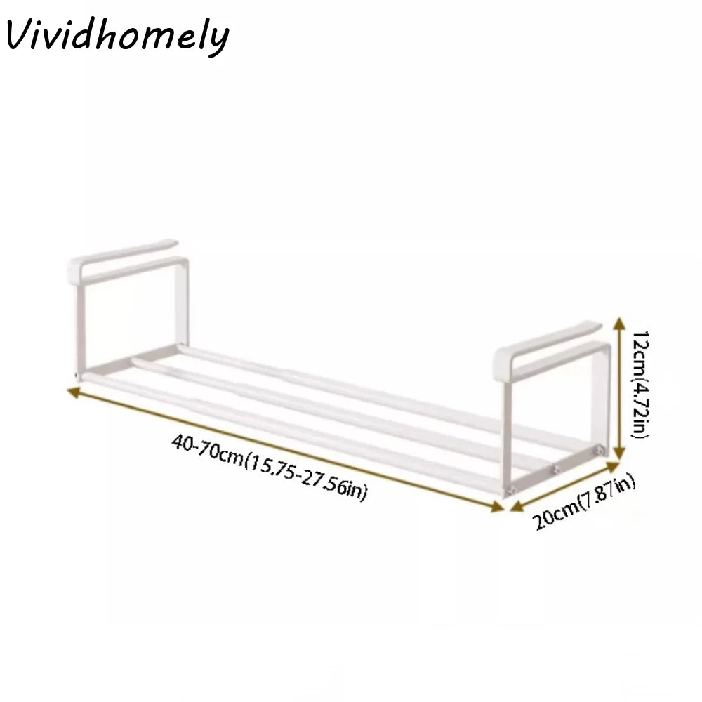 organisateur suspendu étagères métalliques barreaux horizontaux minimaliste blanc charbon serviettes vêtements pliés tasses casseroles
