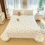 couvre lit floral 200x230cm beige fleurs blanches texture relief classique doux