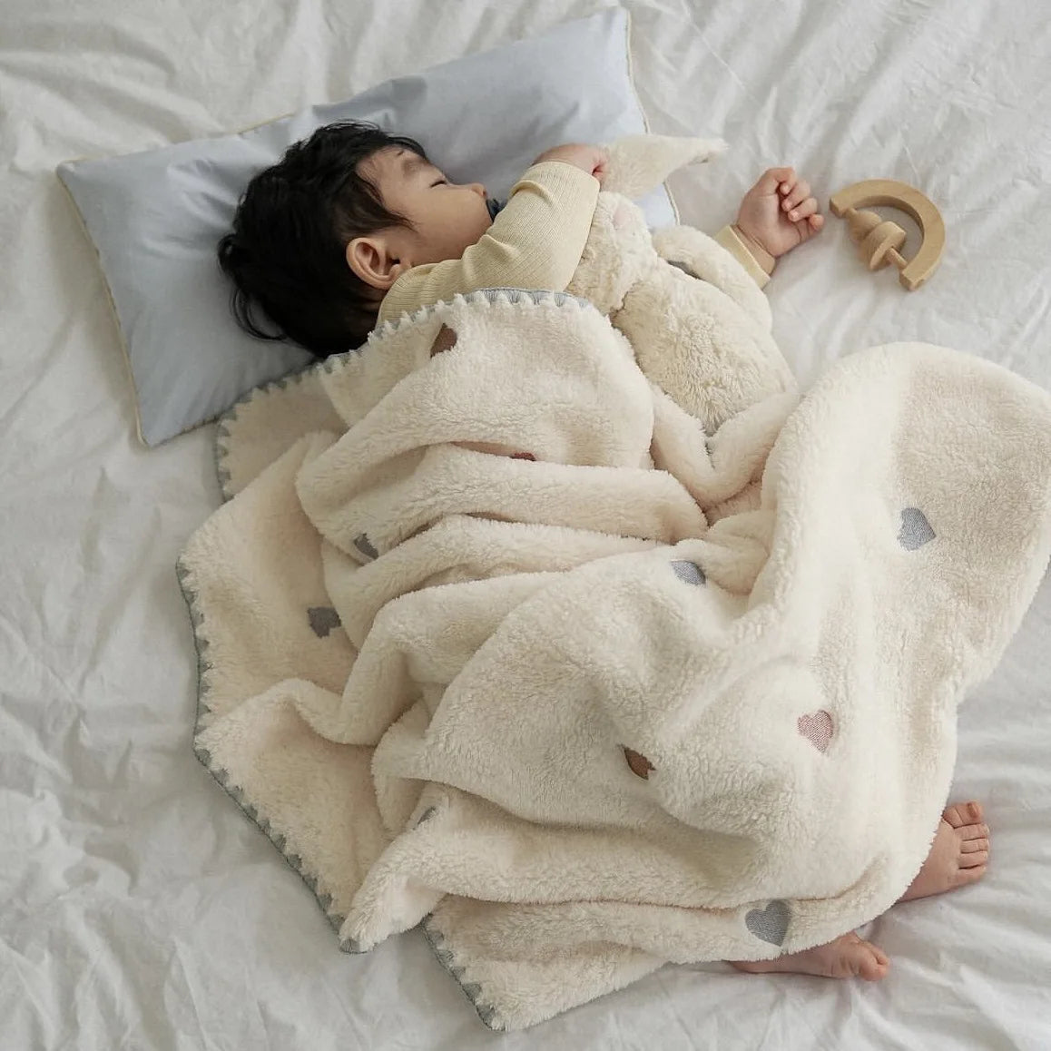 couverture bébé velours hiver coeurs animaux beige jouet cœur lapin blanc doux