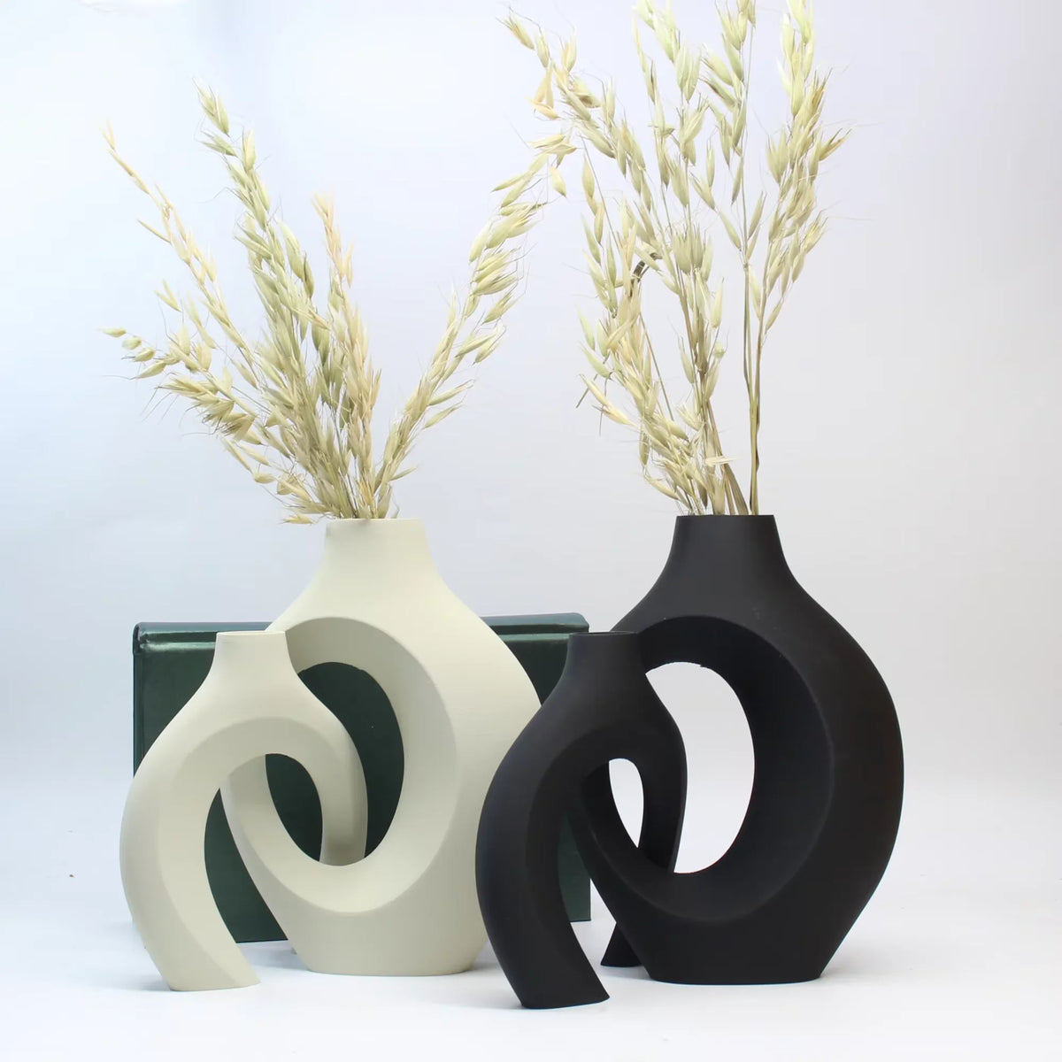 vases decoratifs modernes plastique blanc beige orange rose jaune vert minimalistes sculpturaux fleurs artificielles