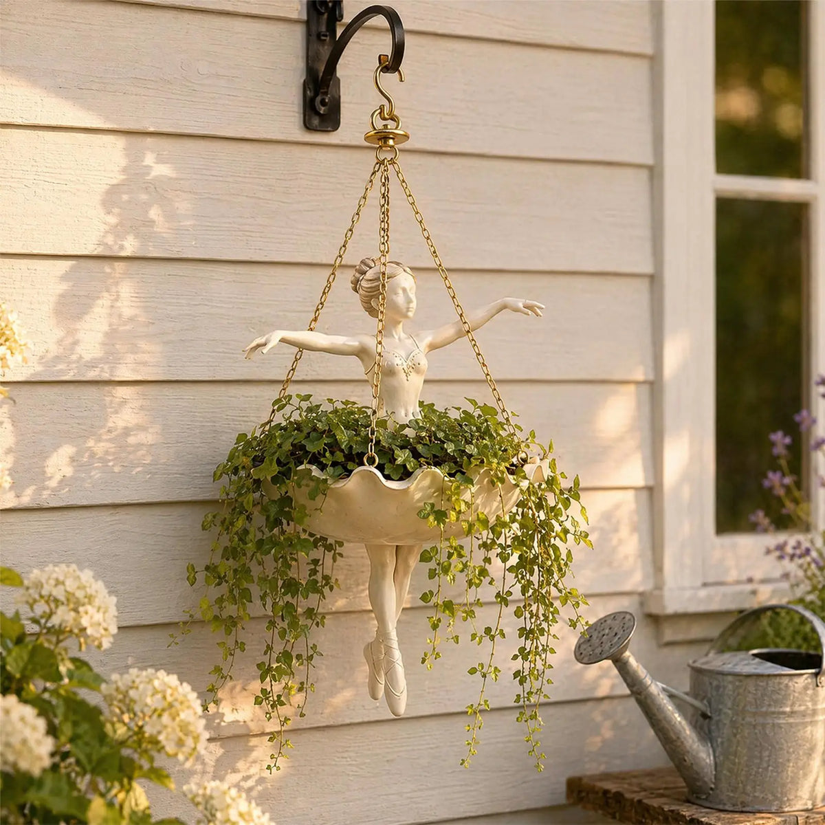 statue danseuse suspendue beige clair robe volants chaînes dorées intérieur romantique classique plante cache