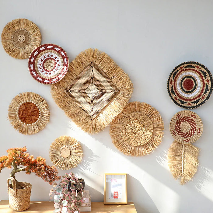Décoration murale en rotin tissé style bohème suspendue sur un mur blanc