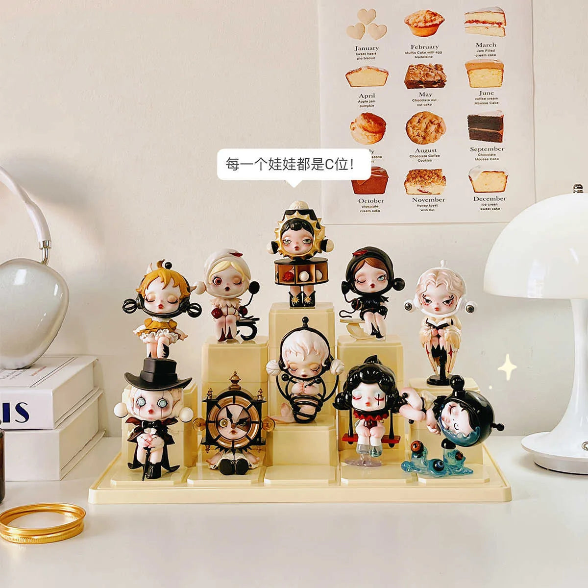 présentoir transparent figuriannes rangement moderne compartiments adhésif collection réutilisable respectueux environnement exposant divers articles