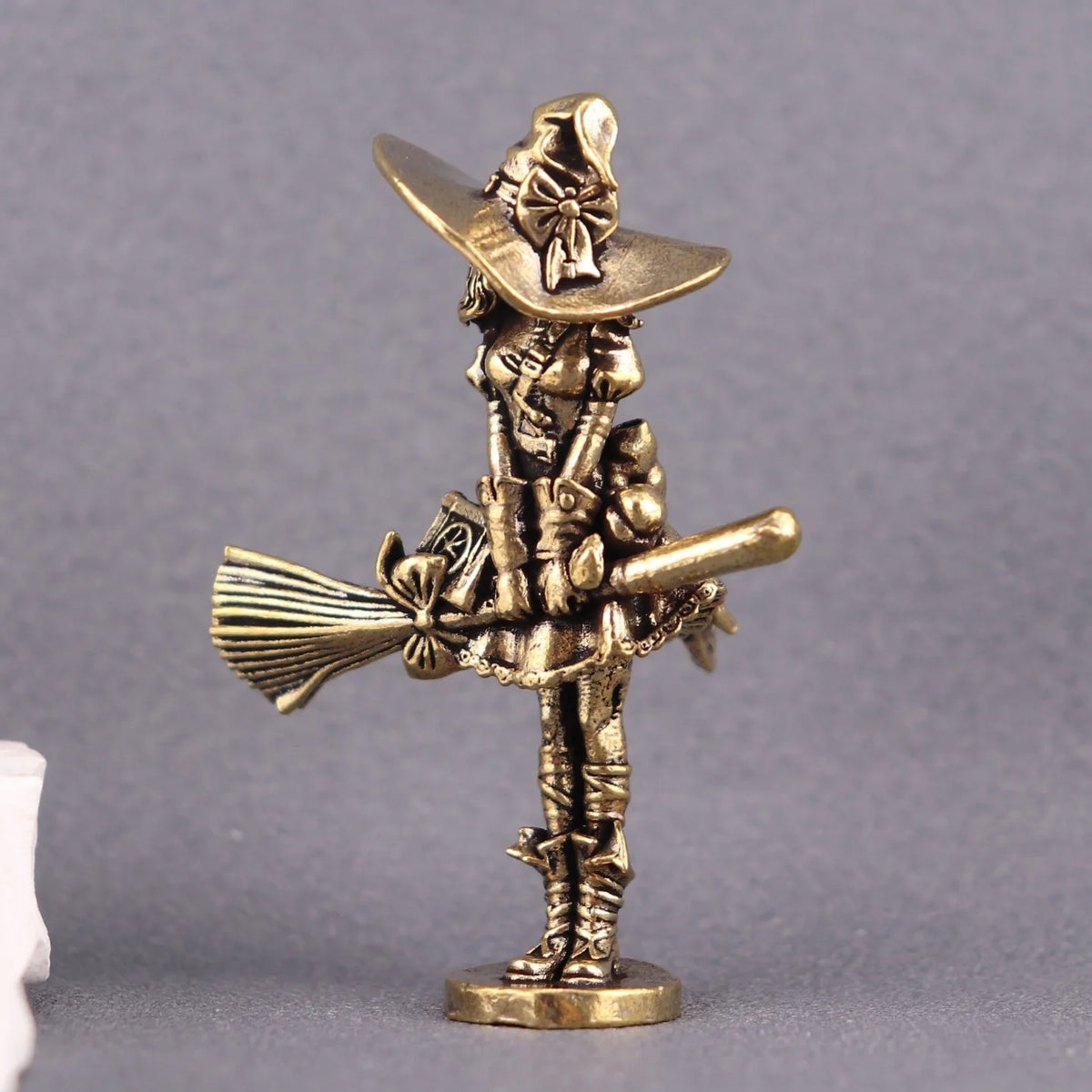 figurine sorcière bronze chapeau balai baguette deco maison conte fées éléments decoratifs
