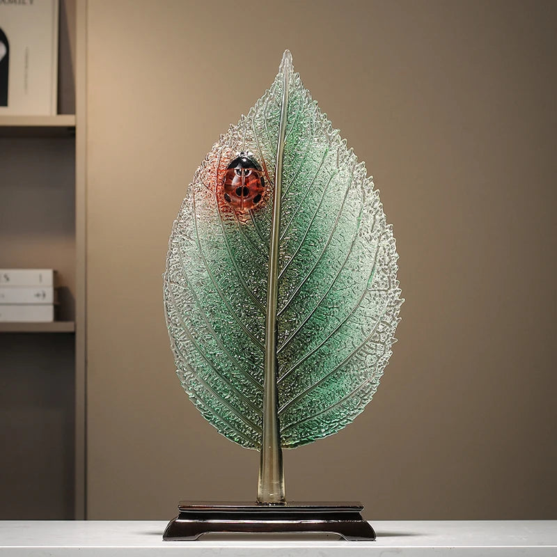 ornement résine feuille coccinelle verte rouge moderne sculpture semi translucide étagère salon decoration