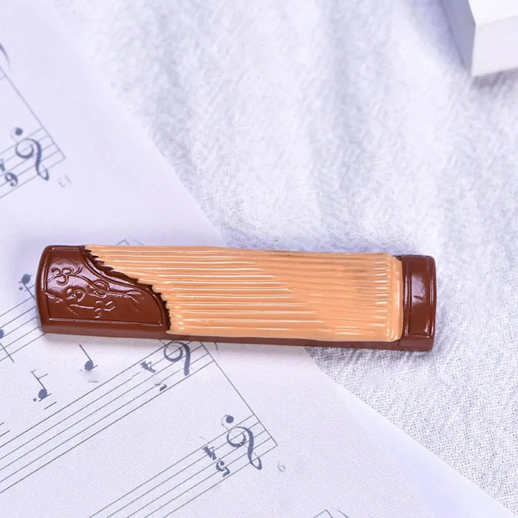 décoration miniature piano figurine résine marron orange noir réaliste texture relief opacité