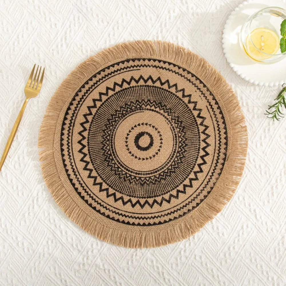serviettes table boho chic motifs géométriques pompons noirs beige tables manger rondes 36 38