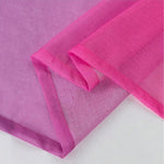 Zoom sur un tissu de voilage dégradé rose et violet, mettant en évidence la texture fine et les ourlets soignés.