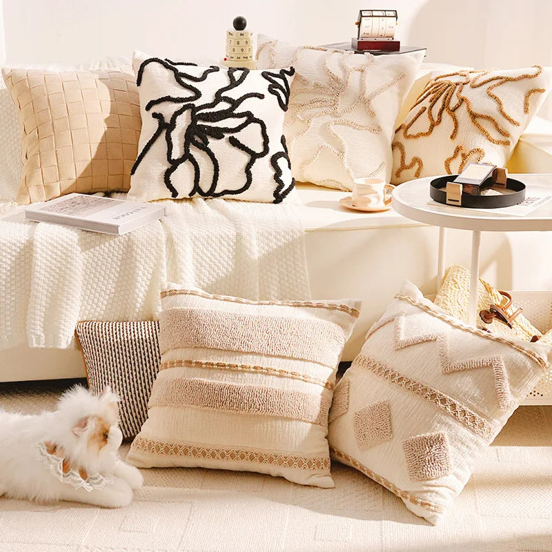 housse coussin décoration moderne motif géométrique brodé noir blanc pompons maison luxe