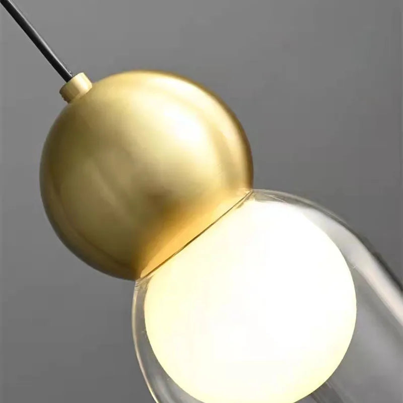 Détail du verre et du laiton de la lampe suspendue grise