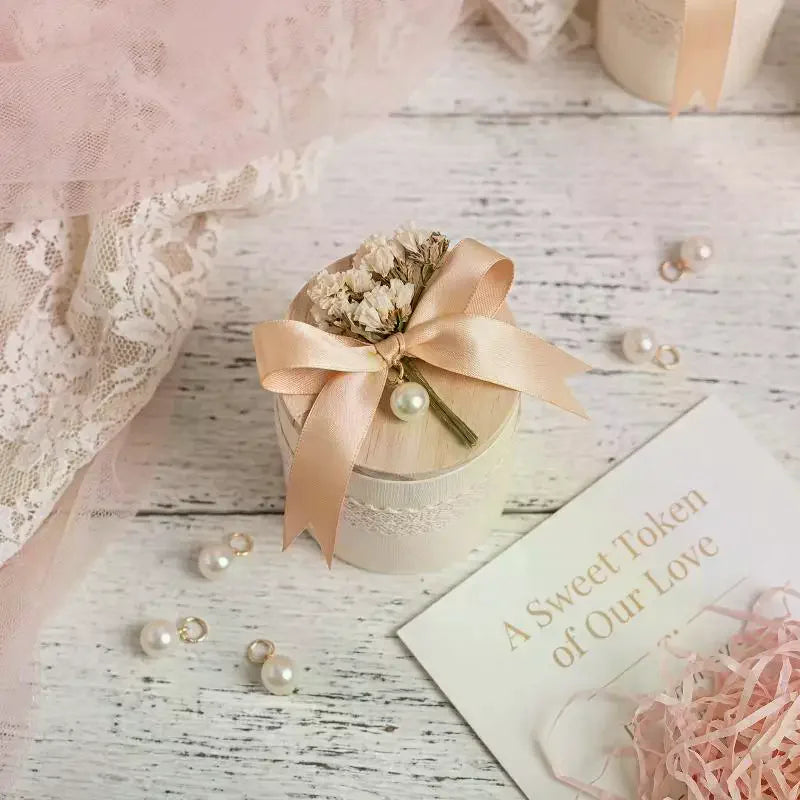 boîtes cadeaux mariage dentelle rubans satinés fleurs séchées nacrées élégantes romantiques blanc crème rose