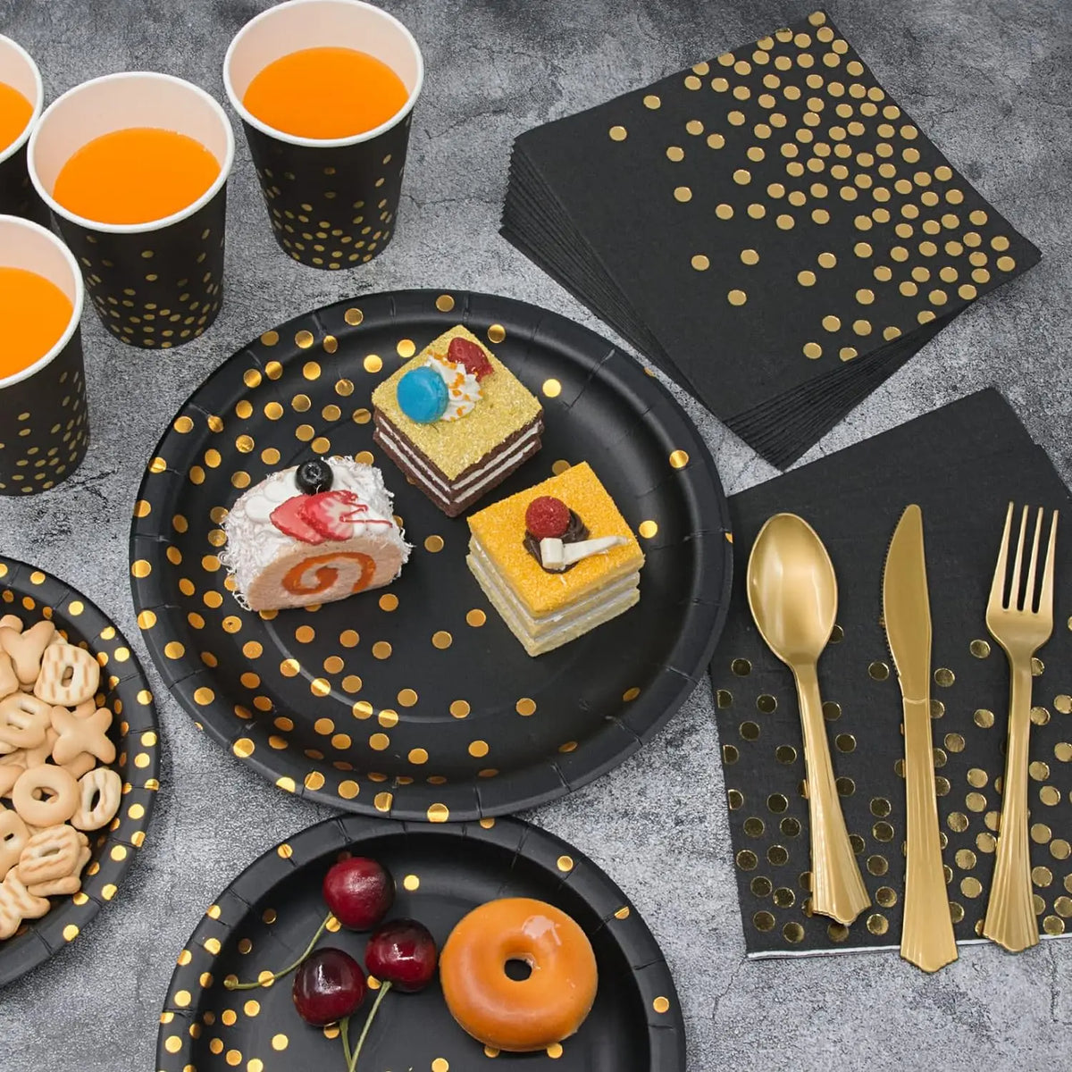 assiettes noires points dorés cuillères fourchettes couteaux gobelets serviettes tablecloth festif jetables moderne