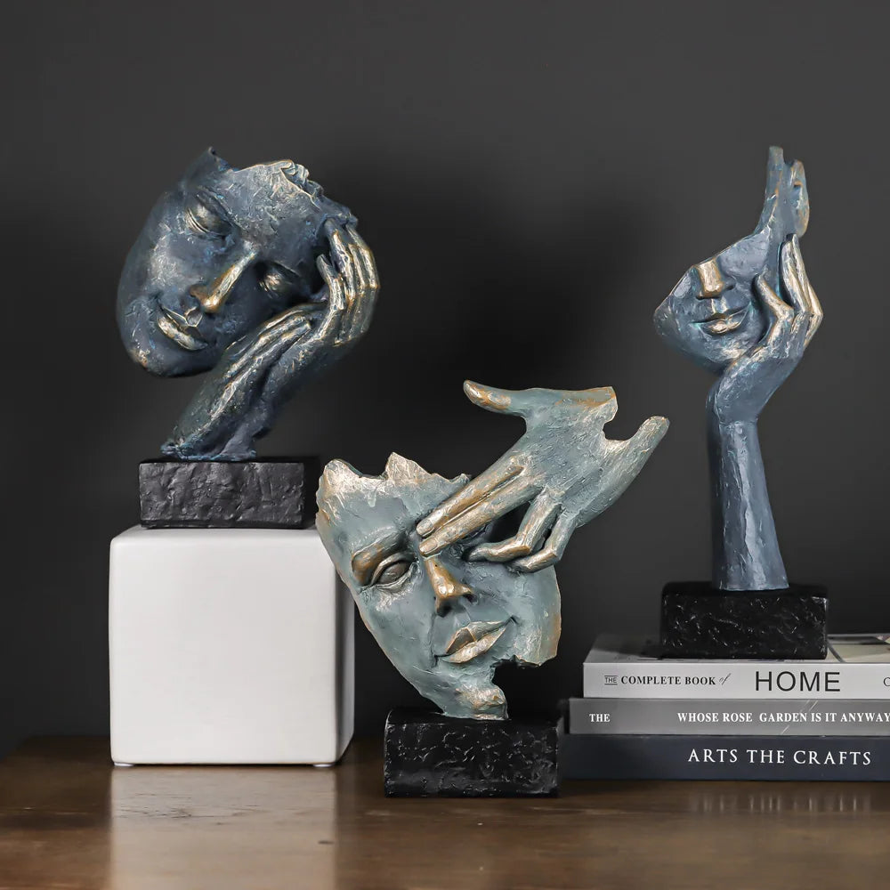Sculpture abstraite penseur résine noir-or sur étagère