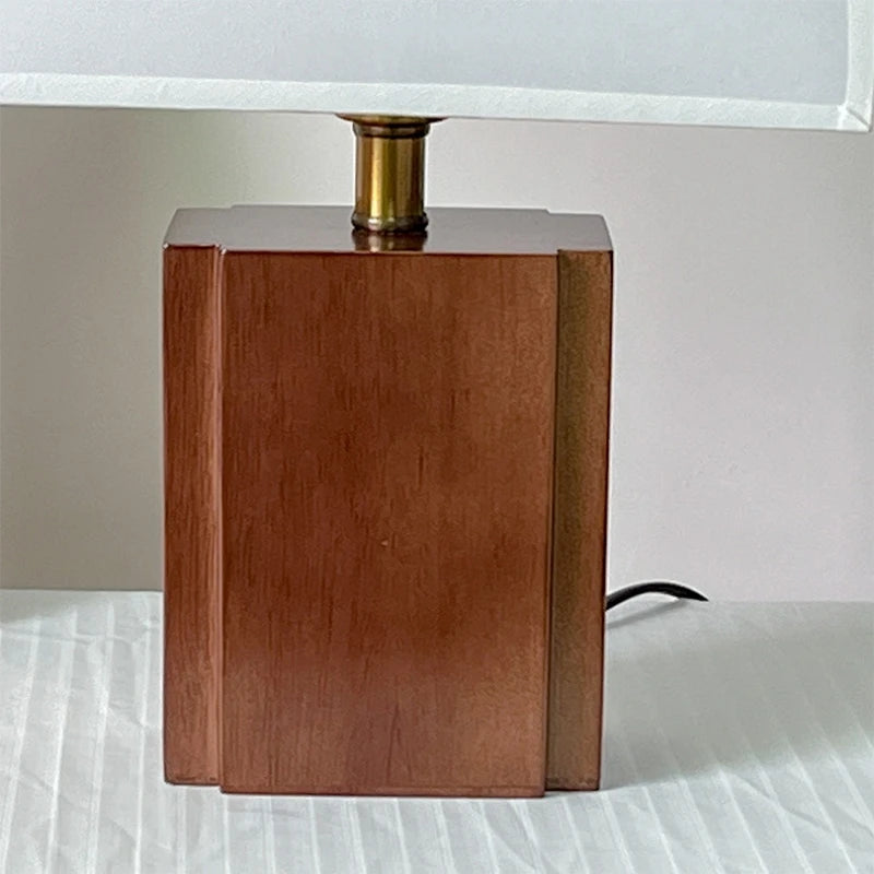 Détail du socle en bois massif lampe nordique