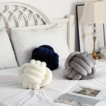 coussin décoratif velours noué moderne couleur gris rose bleu opalescent