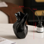 vase porcelaine blanc noir moderne sculptural abstrait plis irréguliers strié fleurs