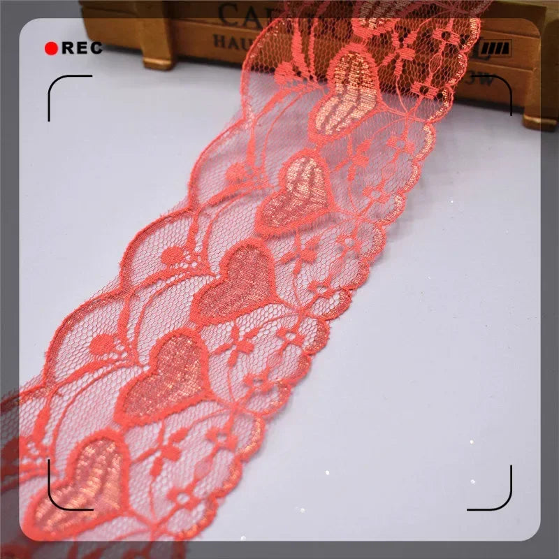 ruban dentelle rouge blanc rose bleu clair coeurs motifs floraux texture fine translucide classique