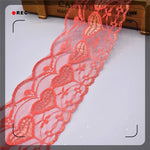 ruban dentelle rouge blanc rose bleu clair coeurs motifs floraux texture fine translucide classique