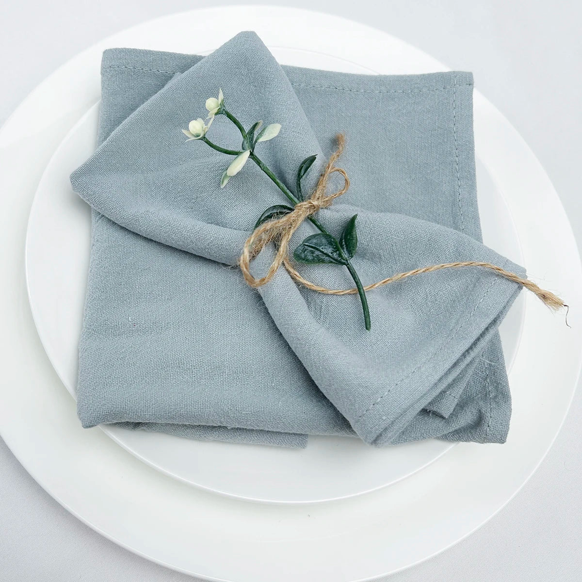 serviettes table coton vert pastel texture rugueuse rustique élégant papillon doré épingle blé
